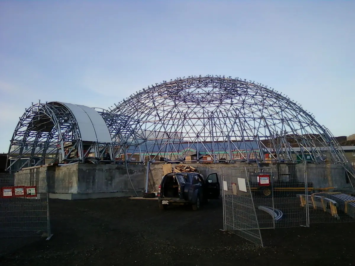 Domo espacial Triodetic de acero durante su construcción, mostrando el ensamblaje modular de los componentes estructurales en una instalación del norte.