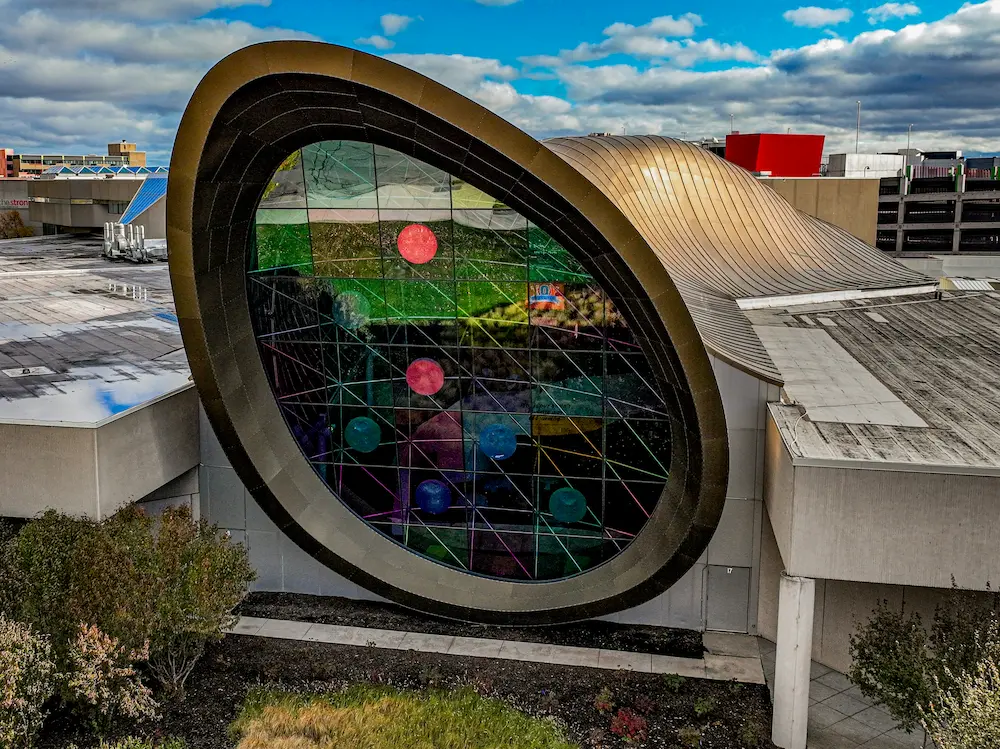 Strong Museum of Play: cubierta de space frame de forma libre