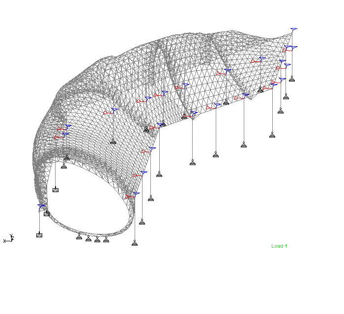 Modelo de análisis estructural de un sistema space frame que muestra geometría de forma libre, distribución de cargas y condiciones de apoyo, utilizado para la evaluación de cubiertas complejas.