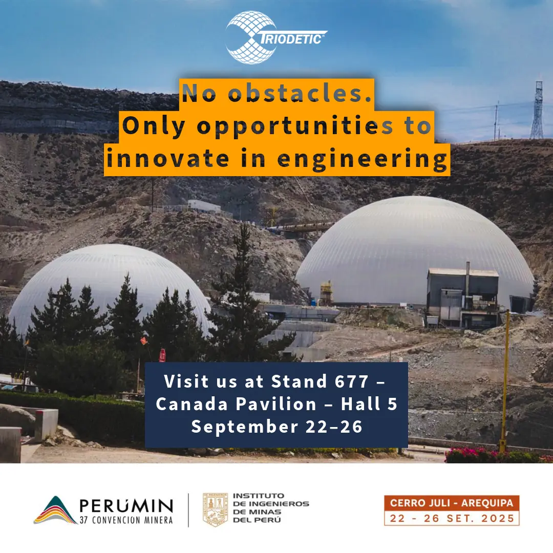 Deux dômes industriels blancs de Triodetic sur un site minier à Arequipa, utilisés pour le stockage de minéraux, avec l’annonce de la participation à la Convention minière PERUMIN 2025 à Cerro Juli.